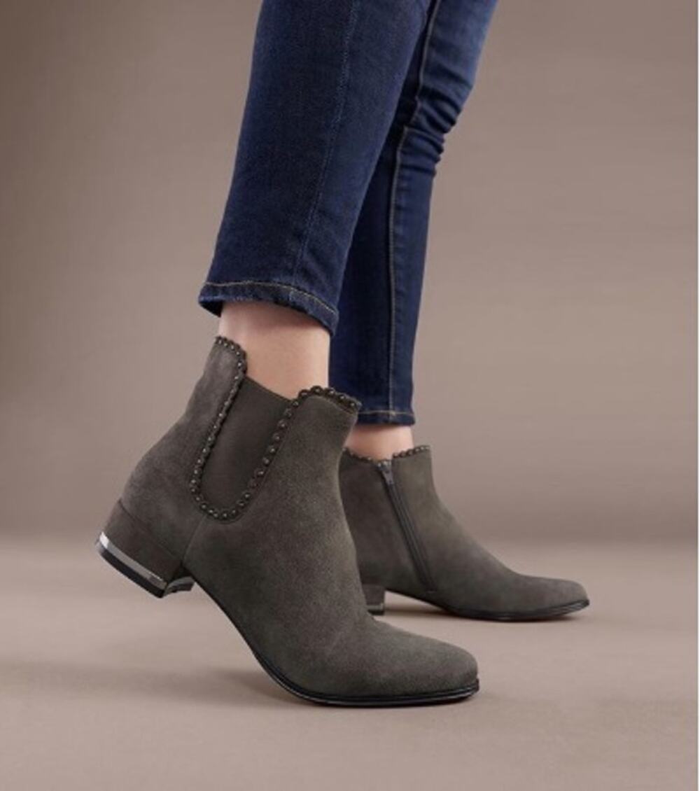 Vaneli Aska Chelsea Boot,  Gunmetal Nailheads, Western BLACK Bootie, Womens Sz 8